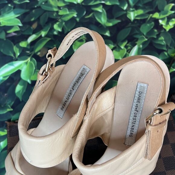 Diane Von Furstenberg cream leather w/abstract wooden wedge - Picture 7 of 8